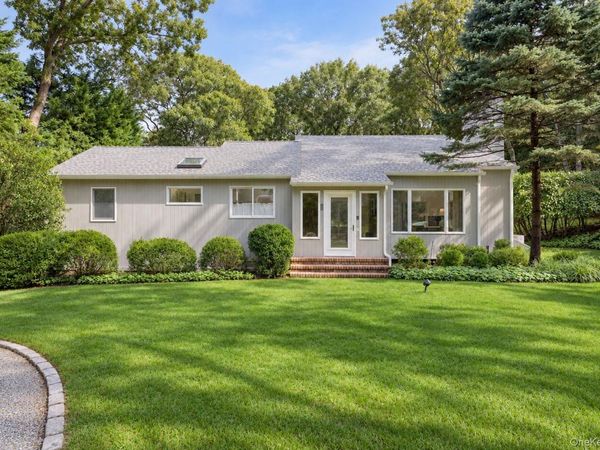 25 Old Squiretwon Rd , Hampton Bays, NY 11946