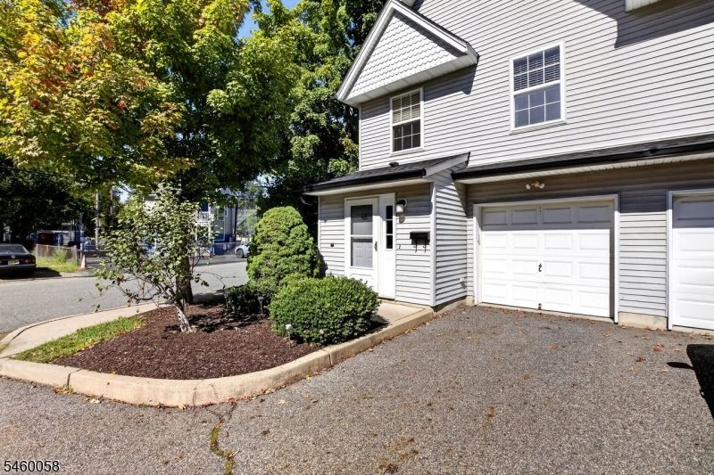 4 Star Lake Rd, Bloomingdale, NJ 07403 Main Photo