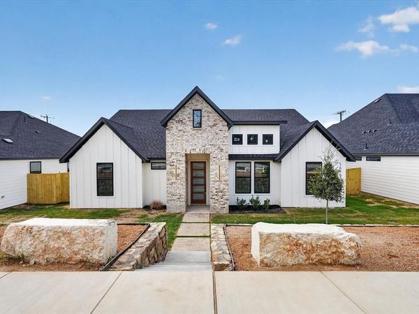 1656 W Wintergreen Road, Lancaster, TX 75134