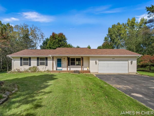 8283 Deer Valley Drive SE, Alto, MI 49302