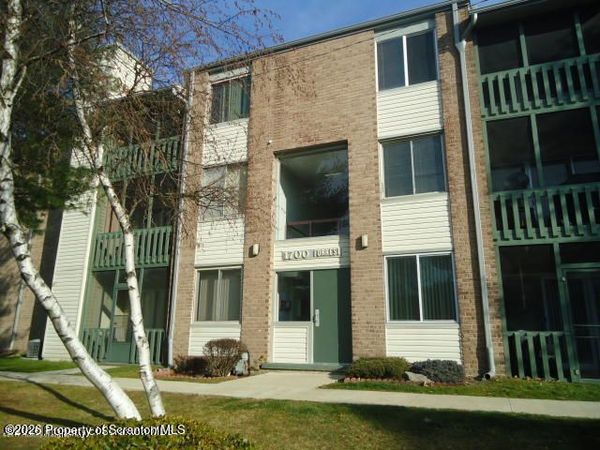 1706 Summit Pointe, Scranton, PA 18508