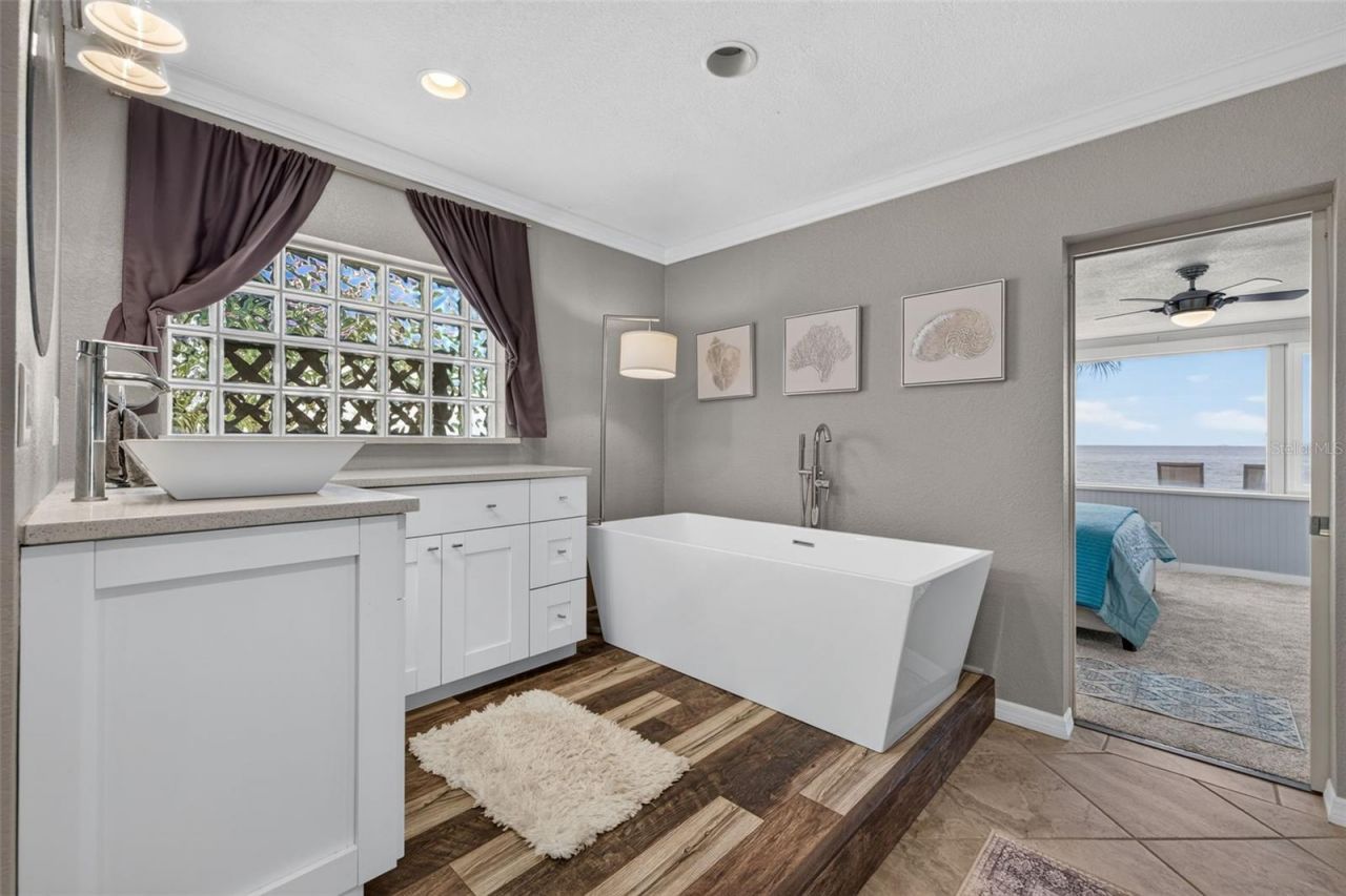 2480 E Bay Isle Drive Se, Saint Petersburg, FL 33705 Photo