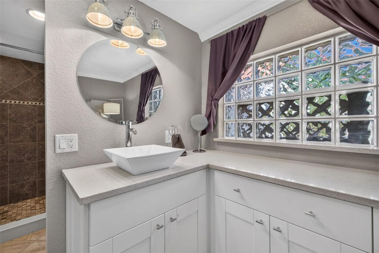 2480 E Bay Isle Drive Se, Saint Petersburg, FL 33705 Photo