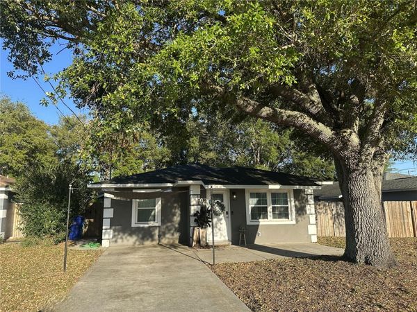 806 N JOANNA AVENUE , TAVARES, FL 32778