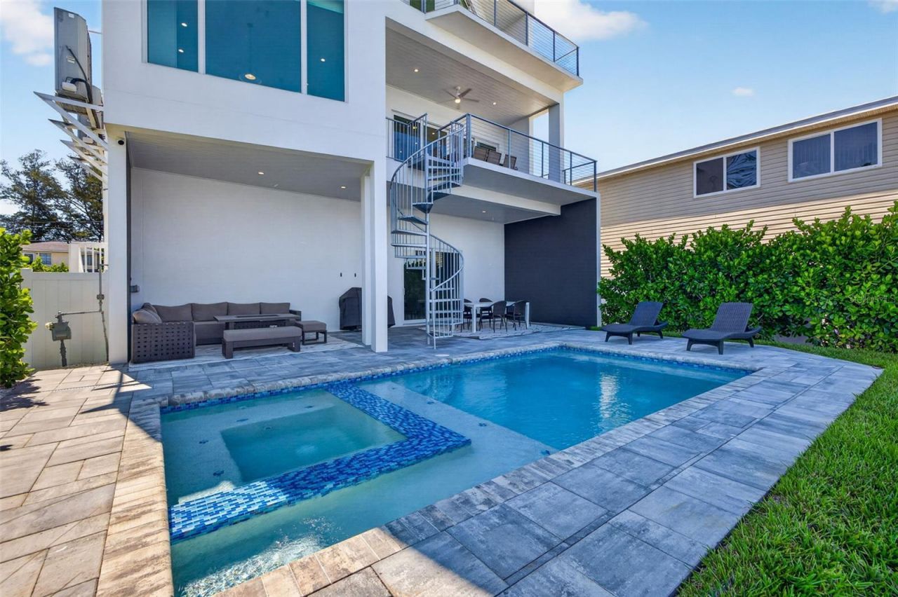 10209 Gulf Boulevard, Treasure Island, FL 33706 Photo
