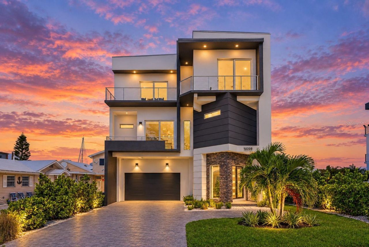 10209 Gulf Boulevard, Treasure Island, FL 33706 Photo