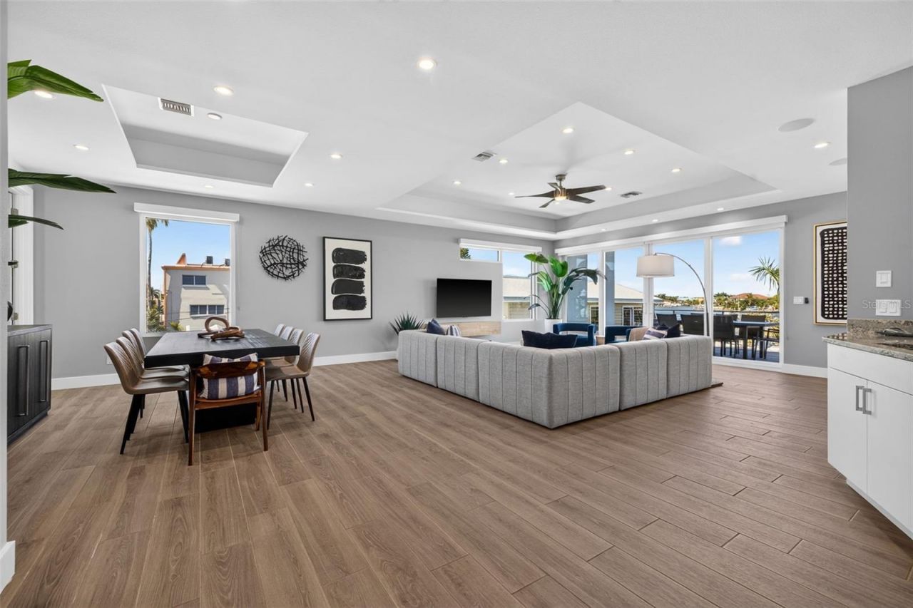 10209 Gulf Boulevard, Treasure Island, FL 33706 Photo