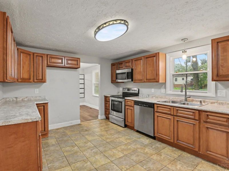 11258 Lodgeview Court, Forest Park, OH 45240 Photo 8