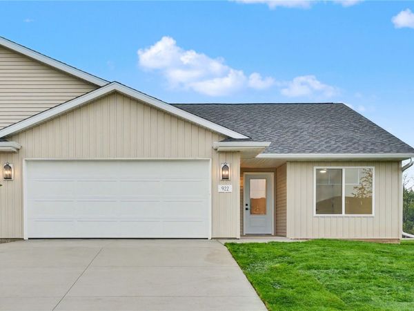 922 Oak Dr , Palo, IA 52324