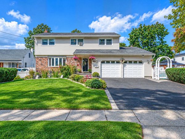 69A Erlanger Boulevard , North Babylon, NY 11703