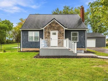 1752 Saunders Settlement Road, Niagara Falls, NY 14304
