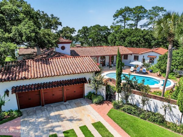 13801 Arbor Circle, Ocean Springs, MS 39564
