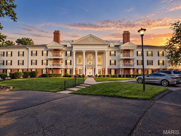 2323 Manor Grove Drive, Unit 18, Chesterfield, MO 63017