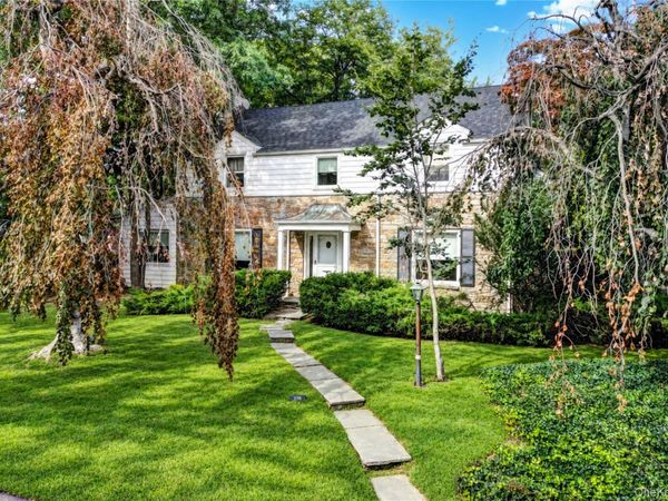 178 Schenck Circle N, Hewlett Harbor, NY 11557
