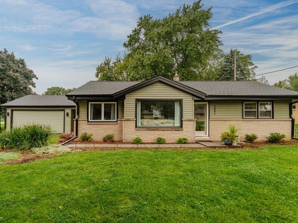 3841 S Sunny Ridge Ln, New Berlin, WI 53151