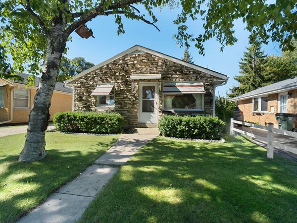 5751 N Dexter Ave, Glendale, WI 53209