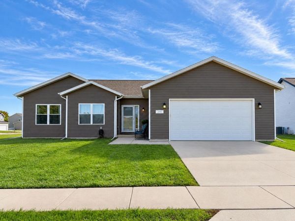 219 N Autumn Dr, Delavan, WI 53115