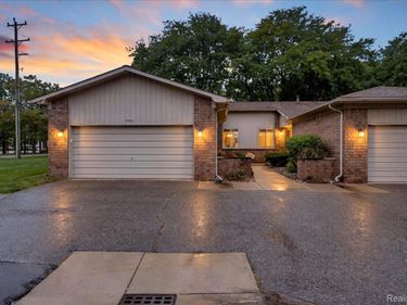 27011 Lincolnshire Drive, Southfield, Mi 48034