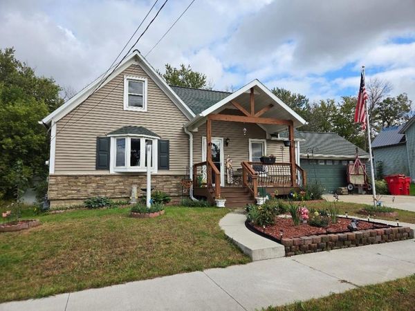 16 4th Avenue SE, Dodge Center, MN 55927