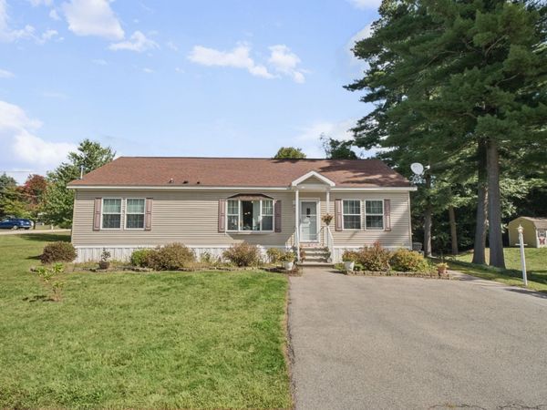 2 Hawthorne Ln, Nashua, NH 03062
