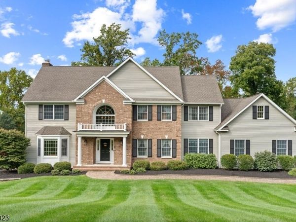 10 Berkshire Way, Holland, NJ 08848