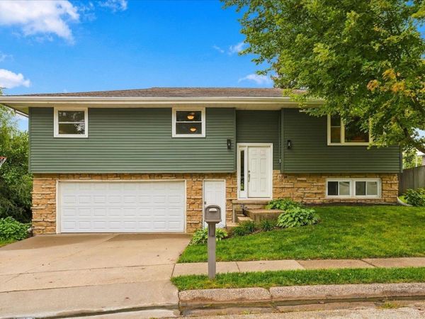3326 Kimberly Drive, Dubuque, IA 52002
