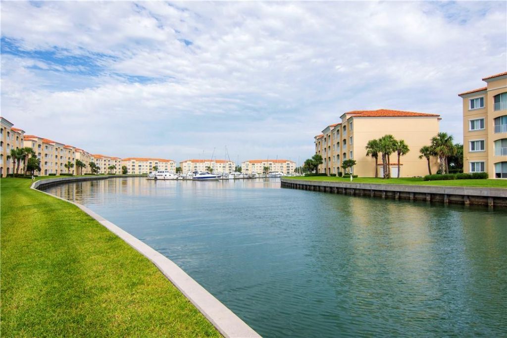 19 Harbour Isle Drive W, Unit 106, Fort Pierce, FL 34949 Photo