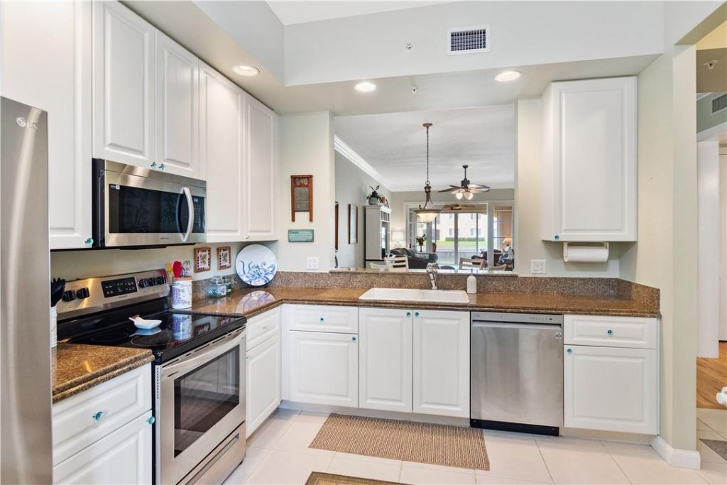 19 Harbour Isle Drive W, Unit 106, Fort Pierce, FL 34949 Photo