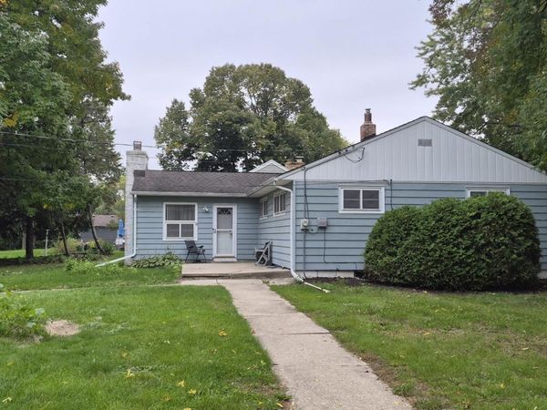 4574 N 107th St, Wauwatosa, WI 53225