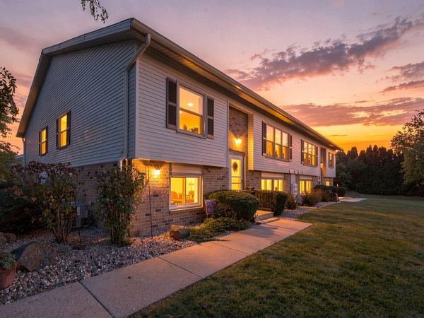 10248 W Parkedge Cir, Franklin, WI 53132