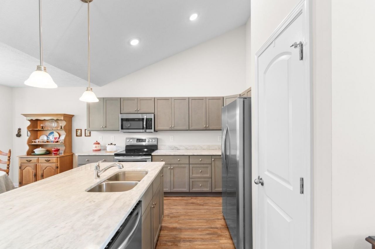 391 Leste Rd. Photo 4