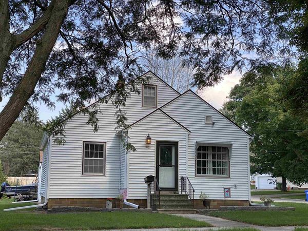 910 Cedar Street, Charles City, IA 50616
