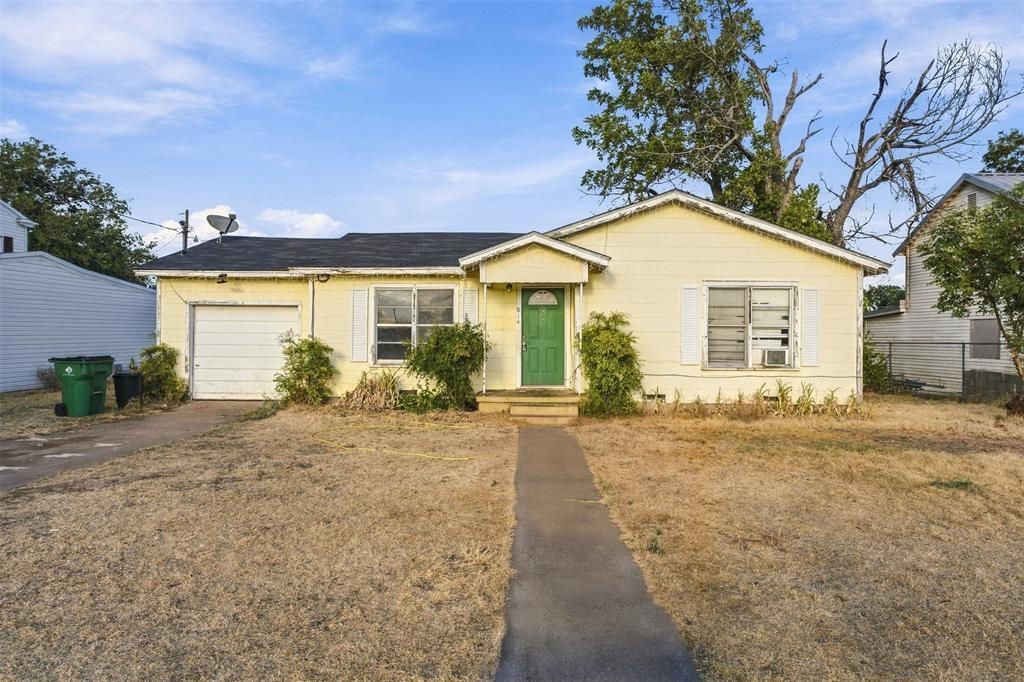 814 S Pierce Street, McGregor, TX 76657 Main Photo