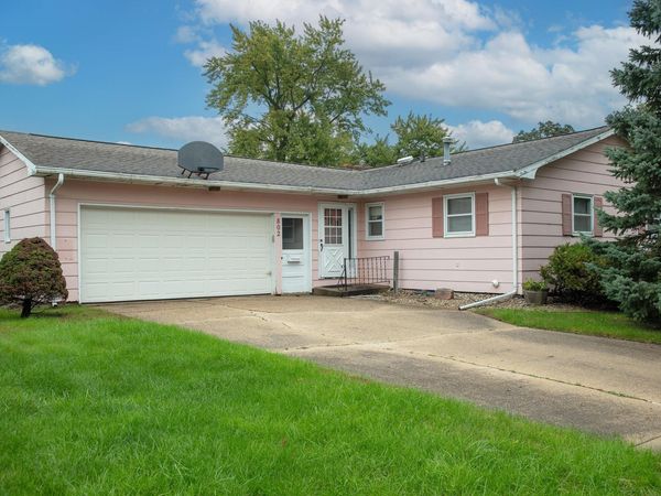 802 11th Ave NW , Waverly, IA 50677