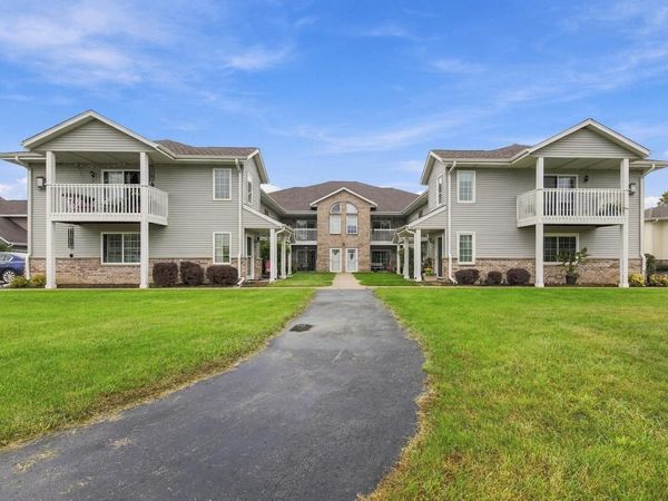 W197N17002 Stonewall DRIVE, Jackson, WI 53037