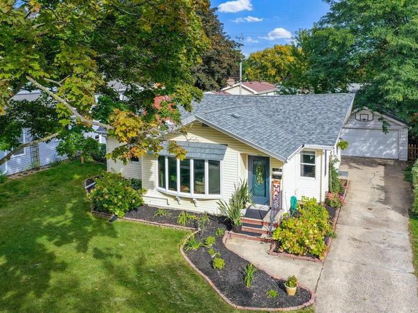 2112 N OWAISSA STREET, Appleton, WI 54911