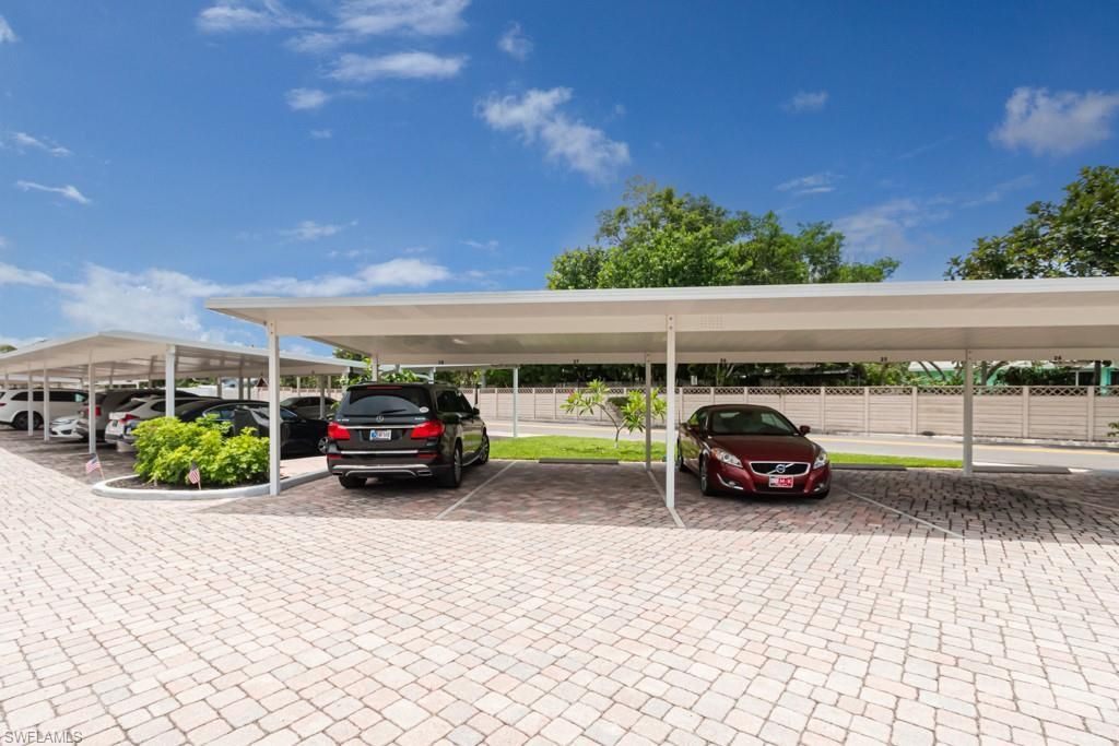 49 High Point Cir S, Unit 303, Naples, FL 34103 Photo