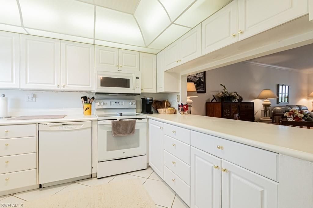 49 High Point Cir S, Unit 303, Naples, FL 34103 Photo