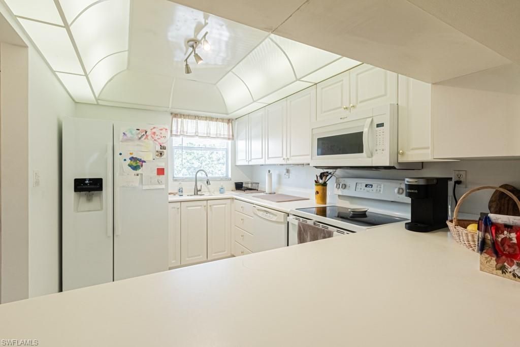 49 High Point Cir S, Unit 303, Naples, FL 34103 Photo