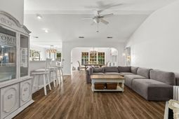 1572 Wellesley Circle photo 4
