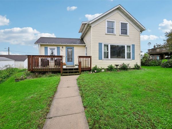 109 Tuttle Street E, Norway, IA 52318