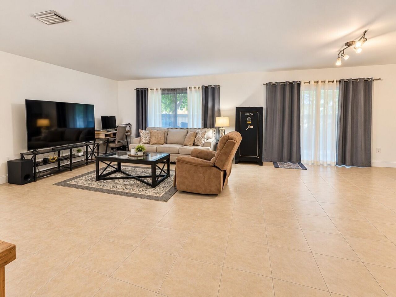 250 Lakeside Circle, Sunrise, FL 33326 Photo