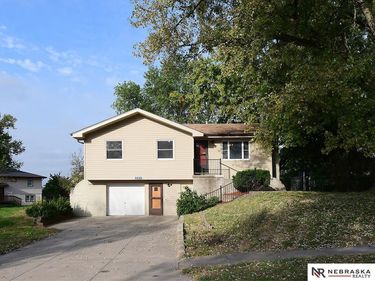 8608 S 47th Street, Omaha, NE 68157