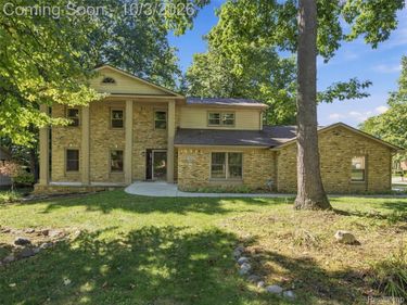 1304 Kings Carriage Road, Grand Blanc, Mi 48439