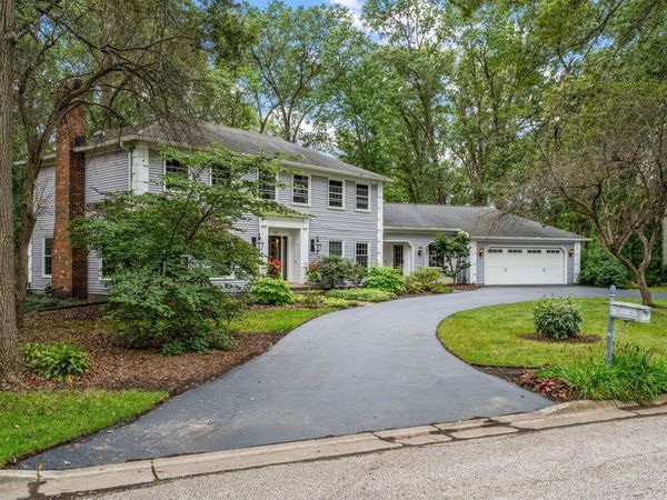 202 Oxbow Court , Valparaiso, IN 46383