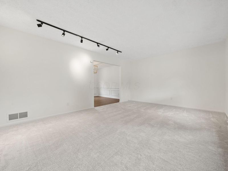 2900 Granada Hills Drive, Columbus, OH 43231 Photo 4