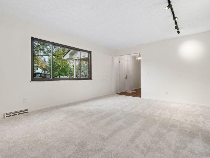 2900 Granada Hills Drive, Columbus, OH 43231 Photo 5