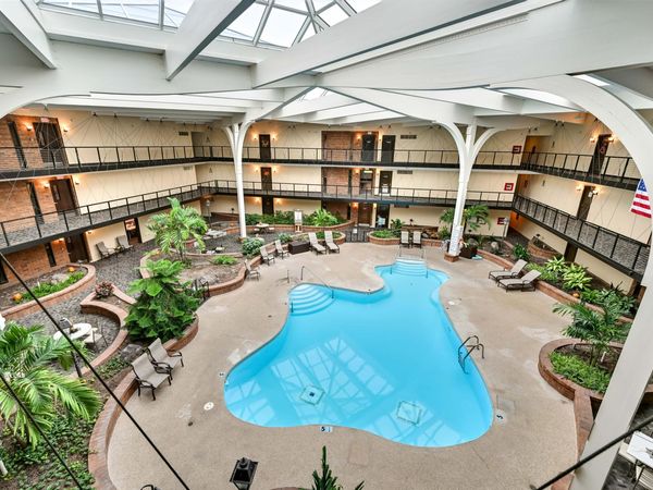 6100 W Stonehedge Dr, Unit 347, Greenfield, WI 53220