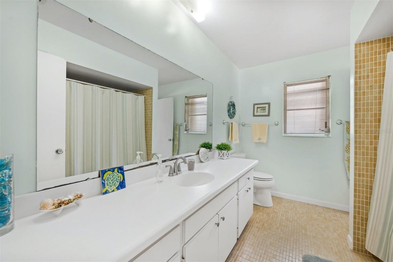 614 Gladstone Lane , Bradenton Beach, FL 34217 Photo