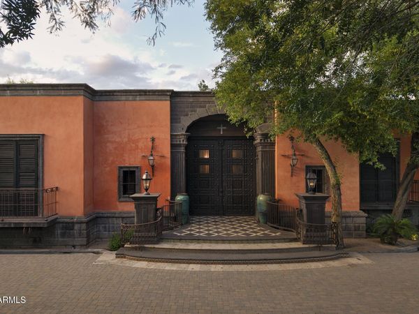 8100 N 68TH Street, Paradise Valley, AZ 85253